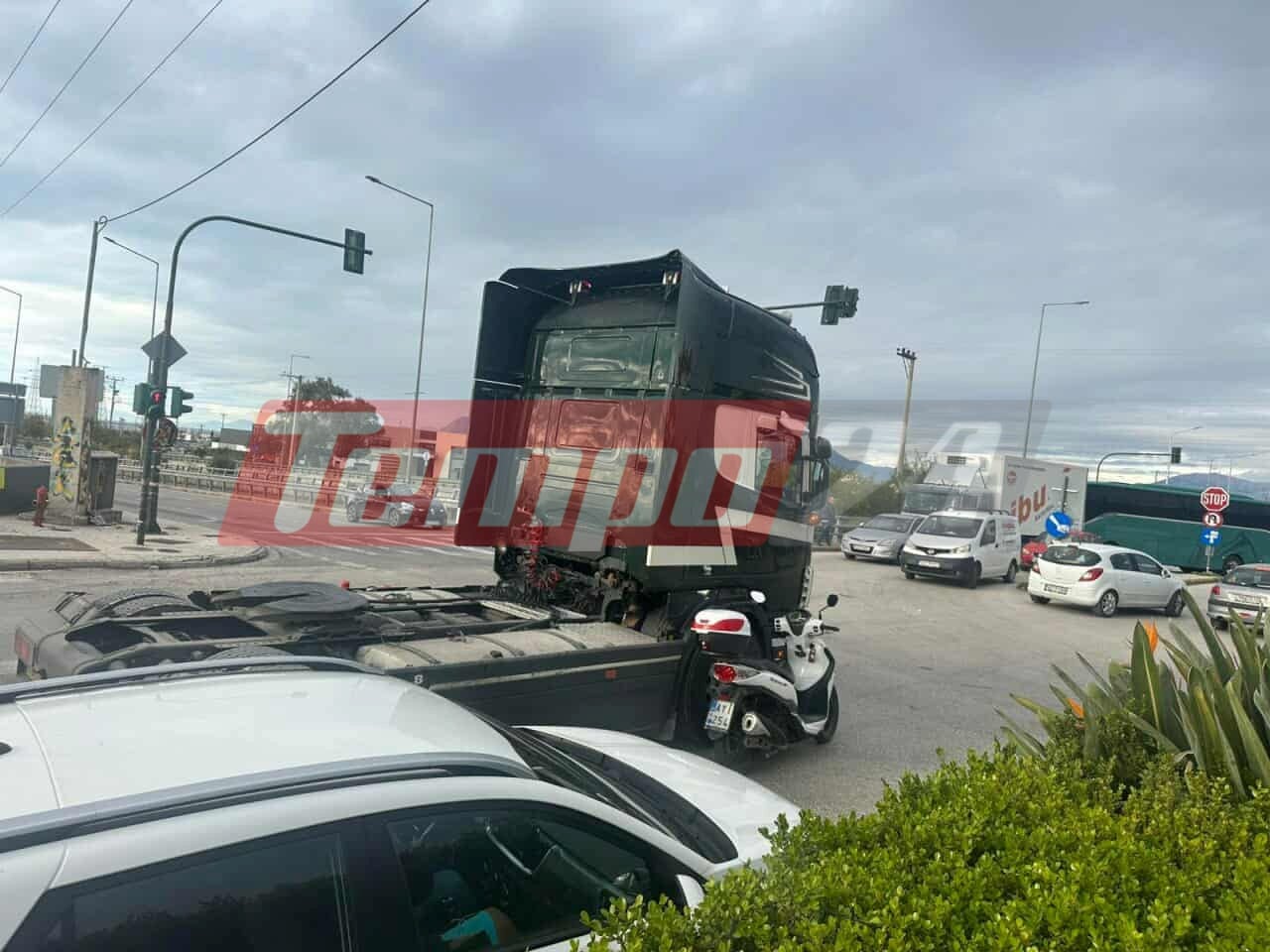 Πάτρα: Νταλίκα χτύπησε γυναίκα με δίκυκλο - Στο ίδιο σημείο είχε εκσφενδονιστεί ο αδελφός της από το παράθυρο ΙΧ (ΦΩΤΟ)