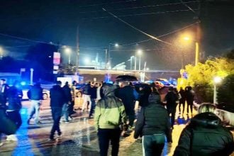 Ένταση με οδηγό ΙΧ στο αγροτικό μπλόκο στην Κάτω Αχαΐα - Συγκρούστηκε με οχήματα και παραλίγο να παρασύρει πεζούς και μία αστυνομικό (ΦΩΤΟ - ΒΙΝΤΕΟ)