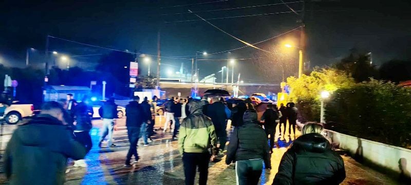 Ένταση με οδηγό ΙΧ στο αγροτικό μπλόκο στην Κάτω Αχαΐα - Συγκρούστηκε με οχήματα και παραλίγο να παρασύρει πεζούς και μία αστυνομικό (ΦΩΤΟ - ΒΙΝΤΕΟ)