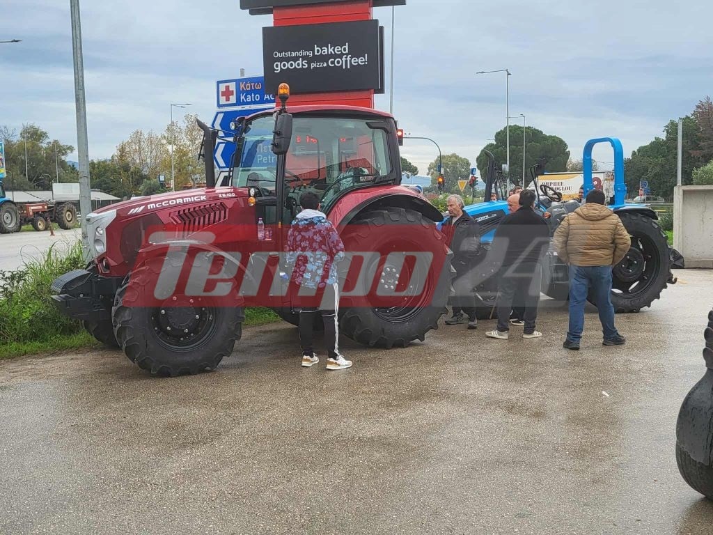 Κάτω Αχαΐα: Παραταγμένα τα τρακτέρ στον δρόμο - Ενισχύεται το μπλόκο (ΦΩΤΟ & BINTEO)