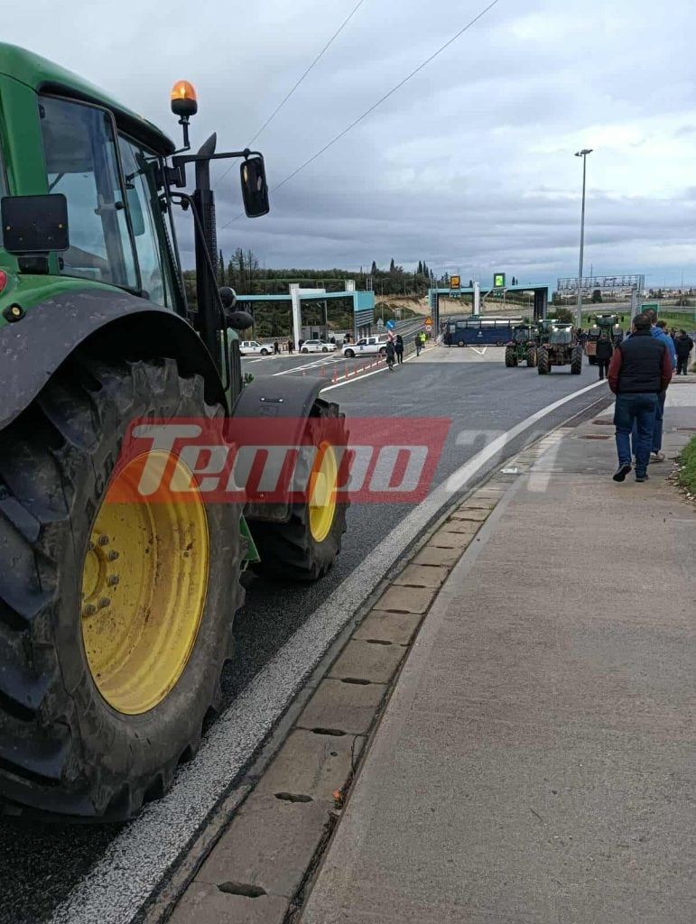 Οι αγρότες ενισχύουν το μπλόκο τους στο Κιάτο (ΦΩΤΟ-BINTEO)