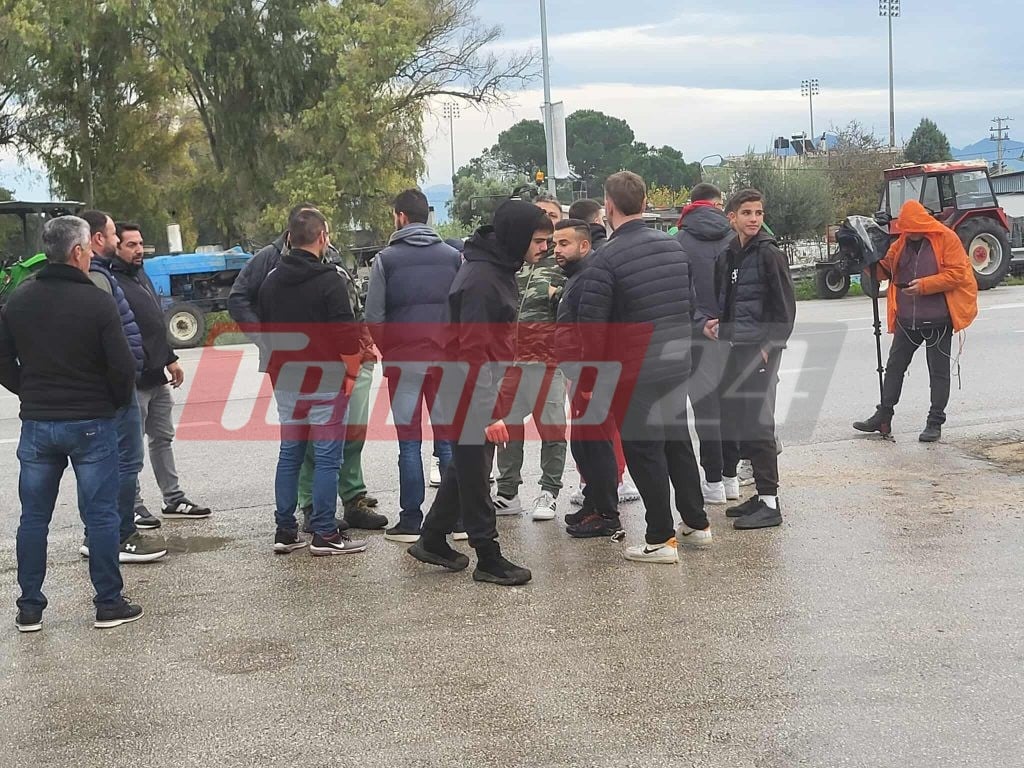 Κάτω Αχαΐα: Παραταγμένα τα τρακτέρ στον δρόμο - Ενισχύεται το μπλόκο (ΦΩΤΟ & BINTEO)