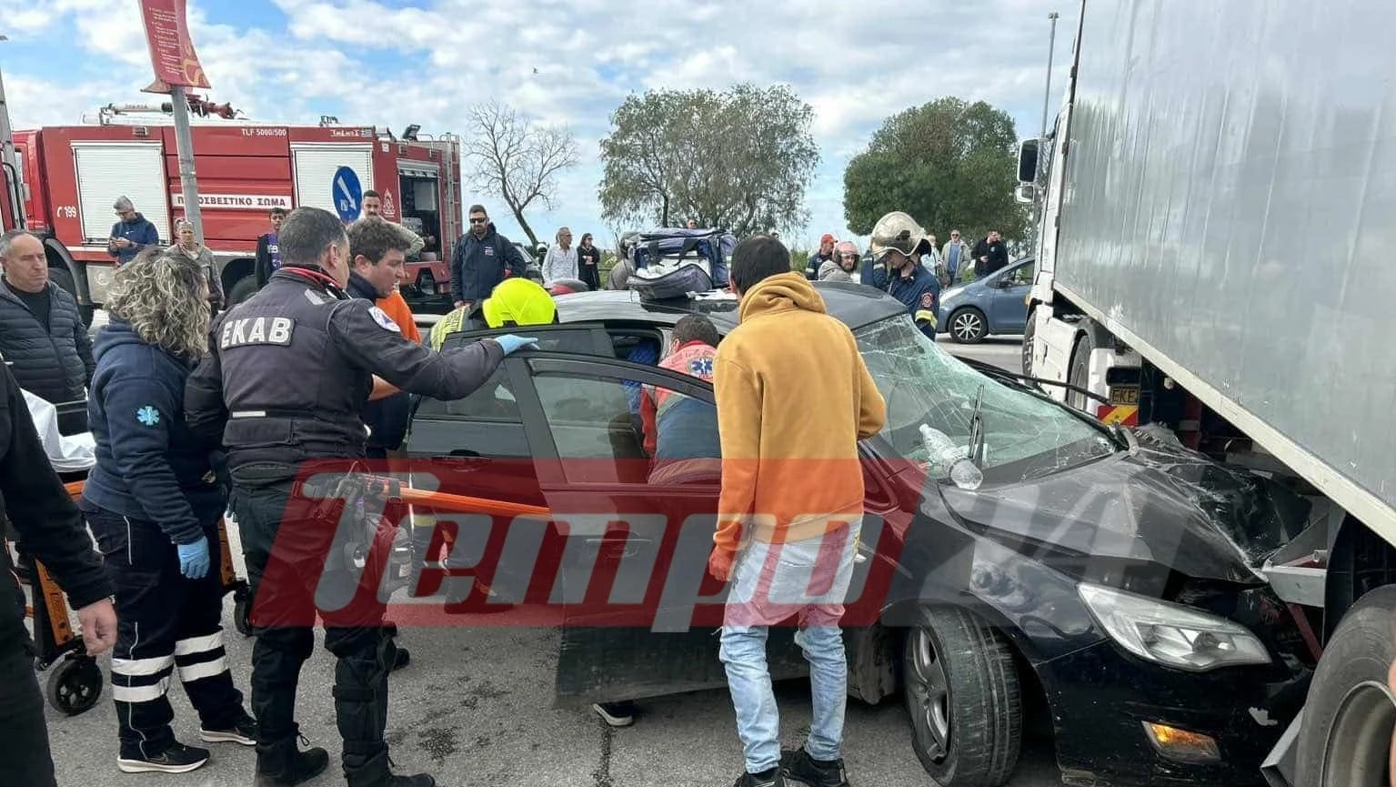 Τροχαίο στην Παραλία Πατρών - ΙΧ "καρφώθηκε" σε φορτηγό, τραυματίστηκε έγκυος (ΦΩΤΟ)