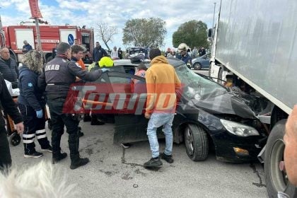 Σοβαρό τροχαίο στην Ακτή Δυμαίων - ΙΧ "καρφώθηκε" σε φορτηγό (ΦΩΤΟ)