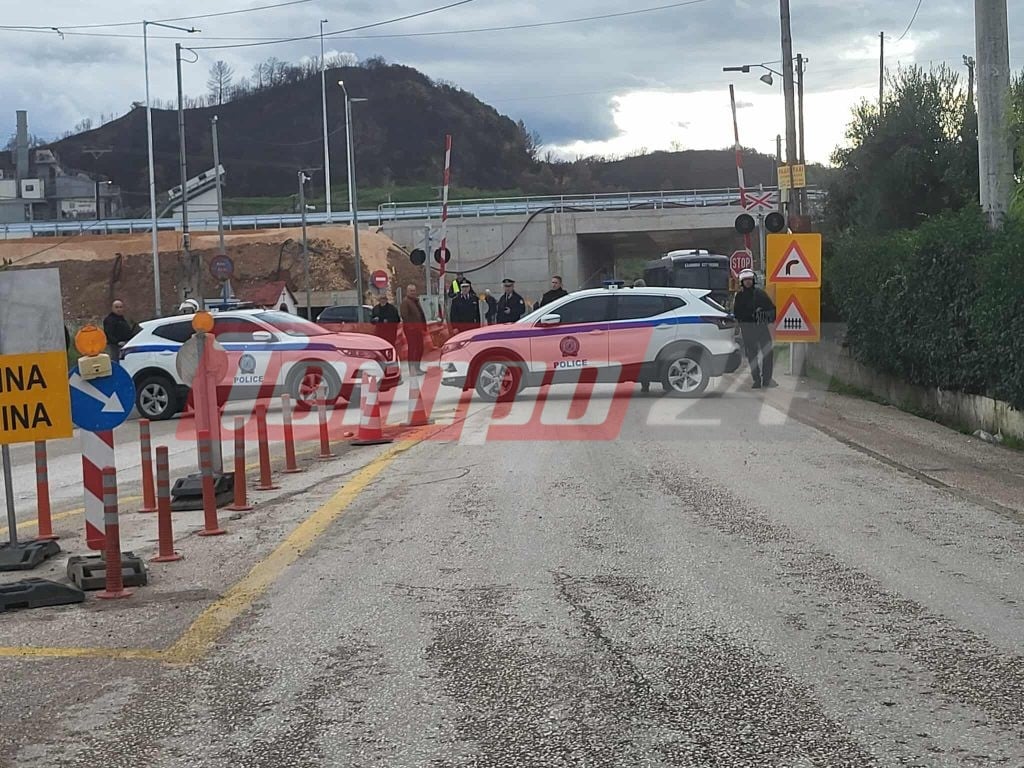 Πορεία των αγροτών με οχήματα στην Πατρών-Πύργου - Επιχείρησαν μπλόκο στα εγκαίνια, παραδόθηκαν τα τελευταία 10 χλμ. (ΦΩΤΟ)