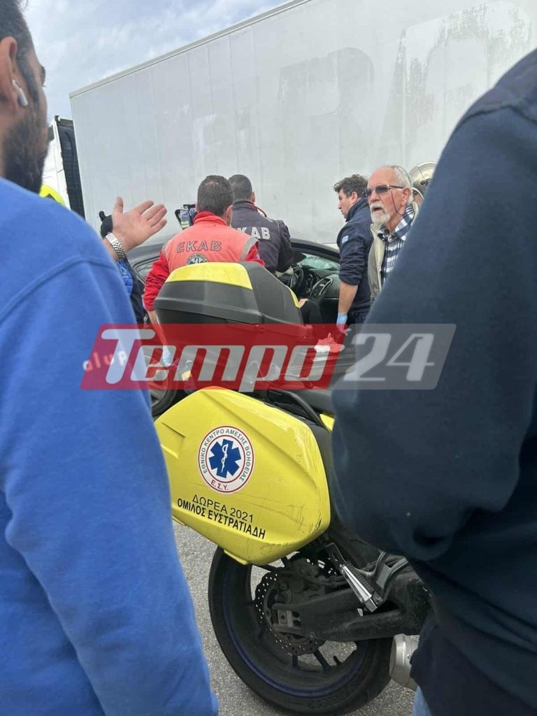 Τροχαίο στην Παραλία Πατρών - ΙΧ "καρφώθηκε" σε φορτηγό, τραυματίστηκε έγκυος (ΦΩΤΟ)