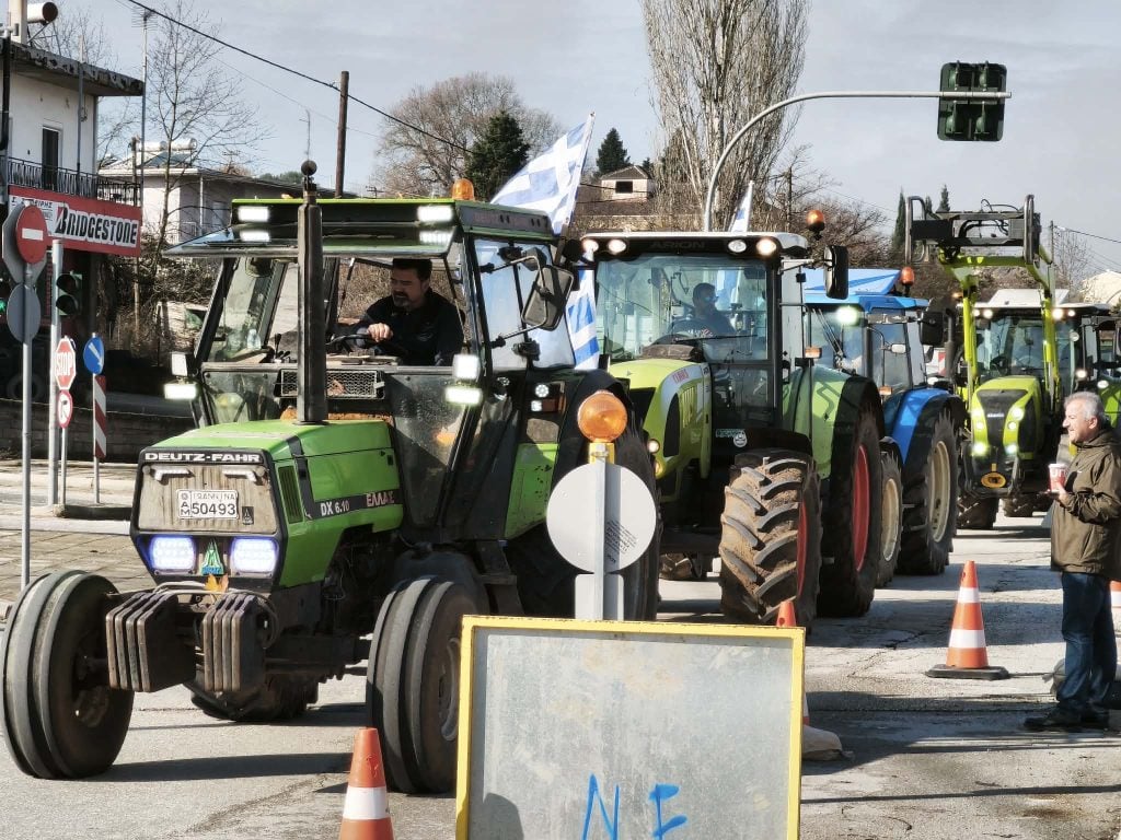 Κλιμακώνονται οι αγροτικές κινητοποιήσεις με αποκλεισμούς δρόμων στην Ήπειρο