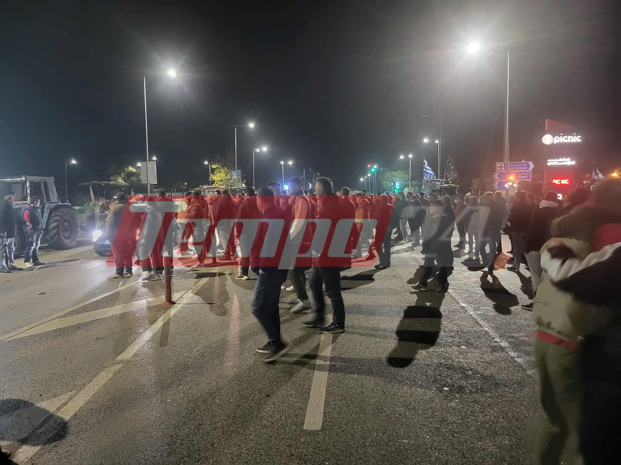 Πατρών-Πύργου: Έκλεισαν το δρόμο, στον κόμβο της Κ. Αχαΐας οι αγρότες (ΦΩΤΟ - ΒΙΝΤΕΟ)