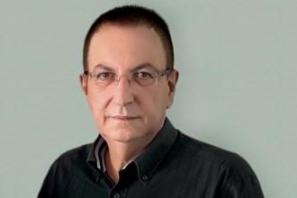 Ο Δημήτρης Παλούμπης αποχαιρετά τον Δημήτρη Χωρίτο