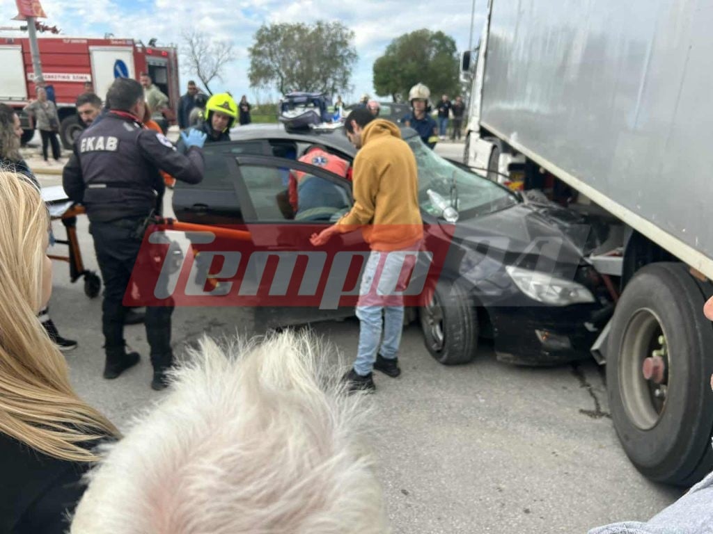 Τροχαίο στην Παραλία Πατρών - ΙΧ "καρφώθηκε" σε φορτηγό, τραυματίστηκε έγκυος (ΦΩΤΟ)