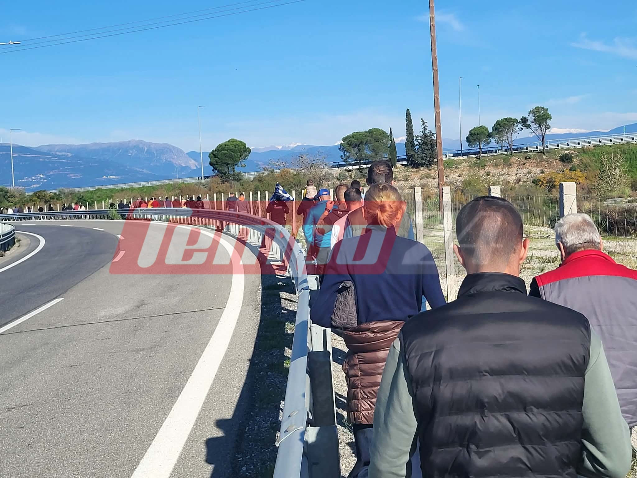 Επεισόδια στη Γέφυρα Ρίου Αντιρρίου - H Αστυνομία μπλόκαρε τα τρακτέρ, πέρασαν πεζοί οι αγρότες - Ένταση και χρήση κρότου-λάμψης (ΦΩΤΟ) ΣΥΝΕΧΗΣ ΕΝΗΜΕΡΩΣΗ