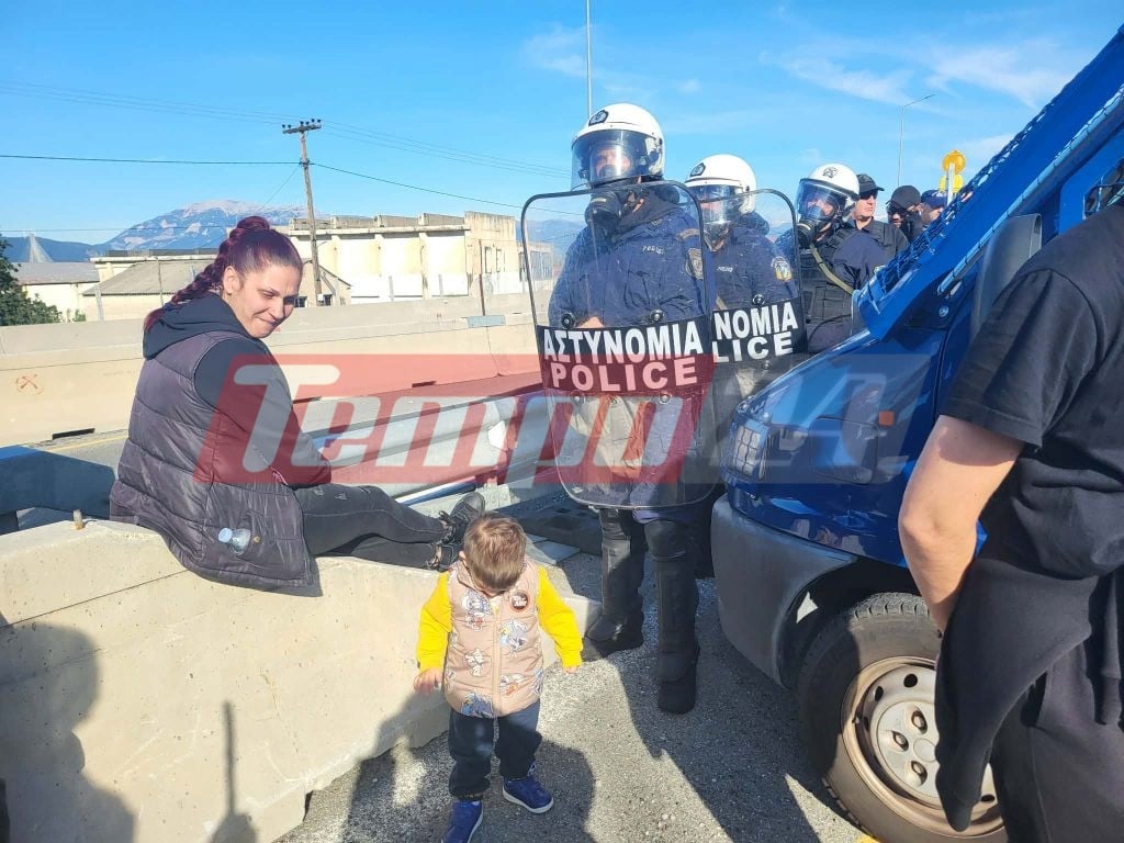 Επεισόδια στη Γέφυρα Ρίου Αντιρρίου - H Αστυνομία μπλόκαρε τα τρακτέρ, πέρασαν πεζοί οι αγρότες - Ένταση και χρήση κρότου-λάμψης (ΦΩΤΟ) ΣΥΝΕΧΗΣ ΕΝΗΜΕΡΩΣΗ