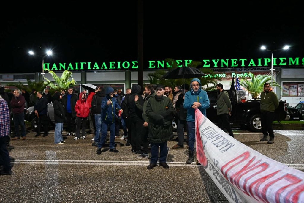 Αχαΐα: Αγροτικό μπλόκο στην εθνική, στη γέφυρα Σελινούντα (ΦΩΤΟ - ΒΙΝΤΕΟ)
