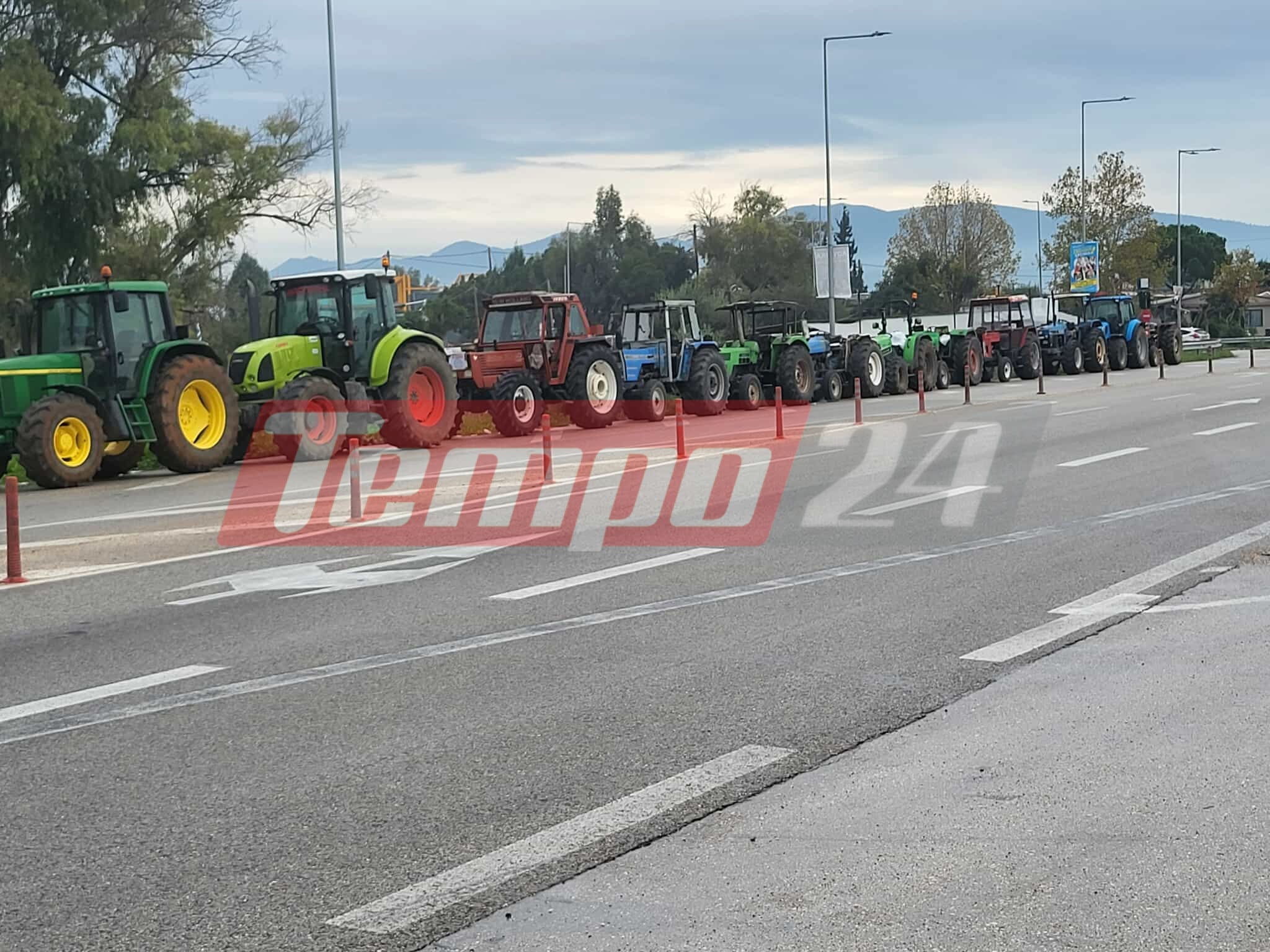 Κάτω Αχαΐα: Παραταγμένα τα τρακτέρ στον δρόμο - Ενισχύεται το μπλόκο (ΦΩΤΟ & BINTEO)