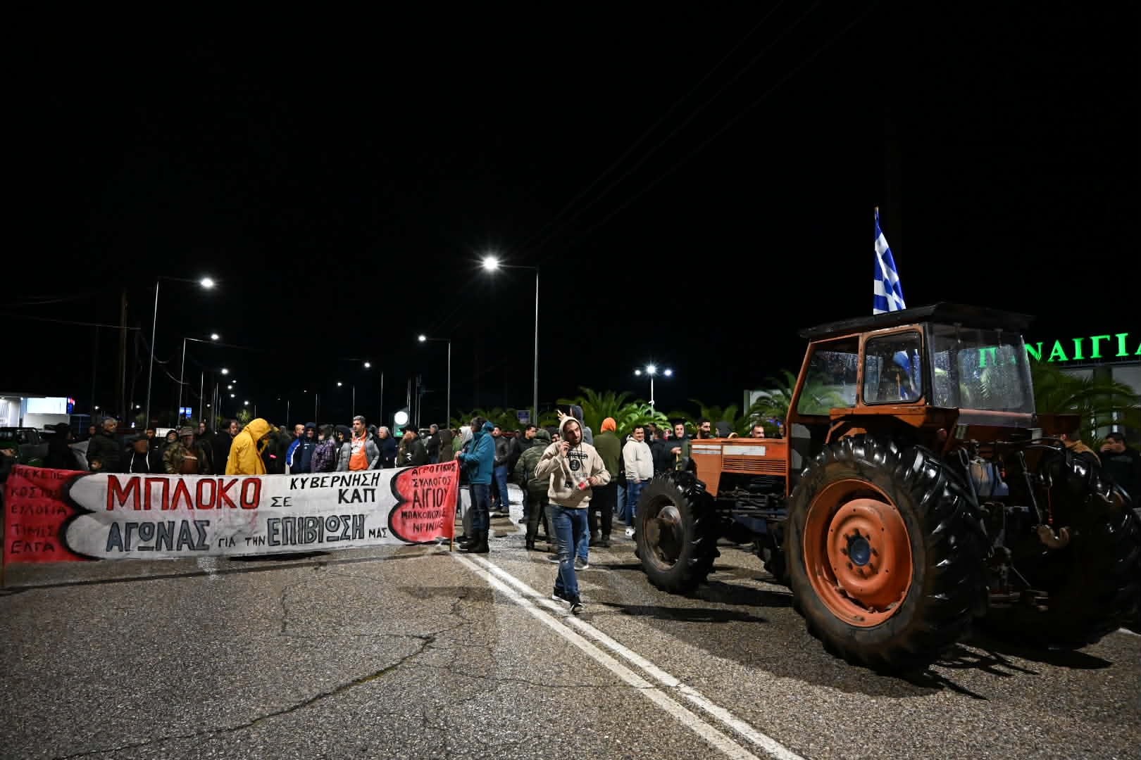 Αχαΐα: Αγροτικό μπλόκο στην εθνική, στη γέφυρα Σελινούντα (ΦΩΤΟ - ΒΙΝΤΕΟ)