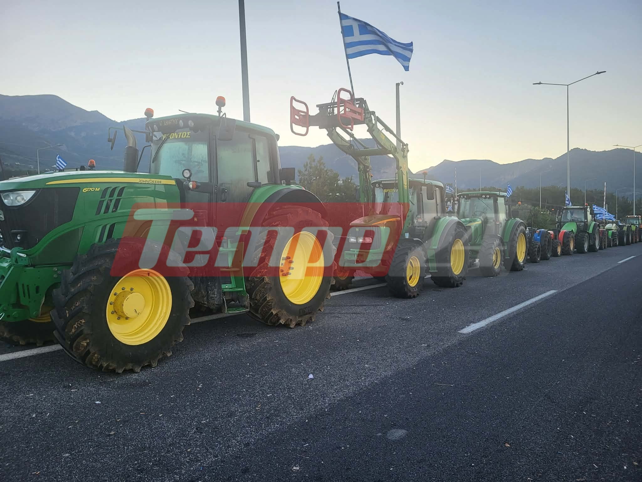 Αχαΐα: Παραμένουν στα μπλόκα οι αγρότες - Μεγάλο συλλαλητήριο αύριο στην Περιμετρική
