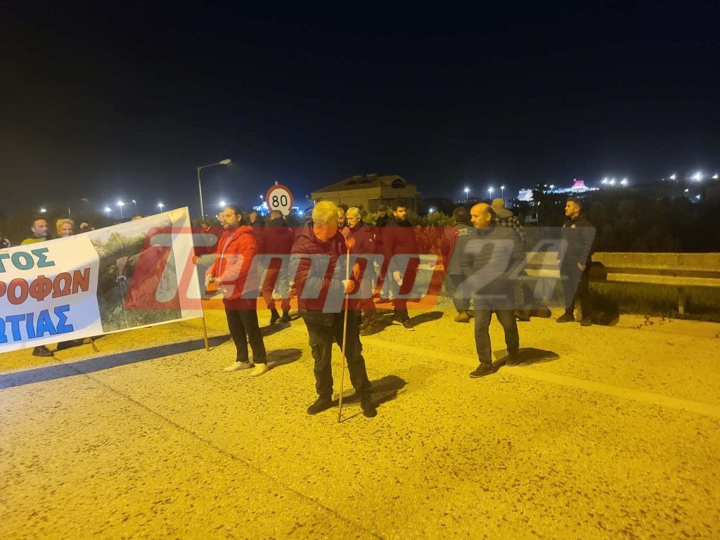 Κινητοποίηση των αγροτών στην Εγνατία, στην είσοδο του λιμανιού της Ηγουμενίτσας (ΦΩΤΟ)