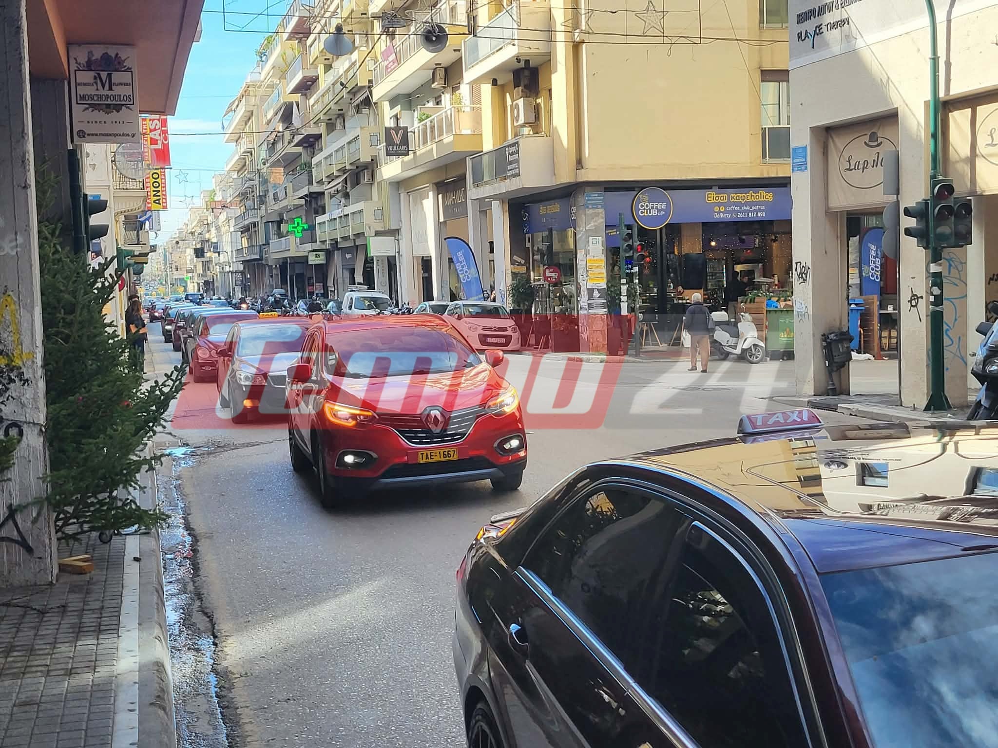 Πάτρα: Αυτοκινητοπομπή των ταξί στο αγροτικό μπλόκο της Περιμετρικής για συμπαράσταση