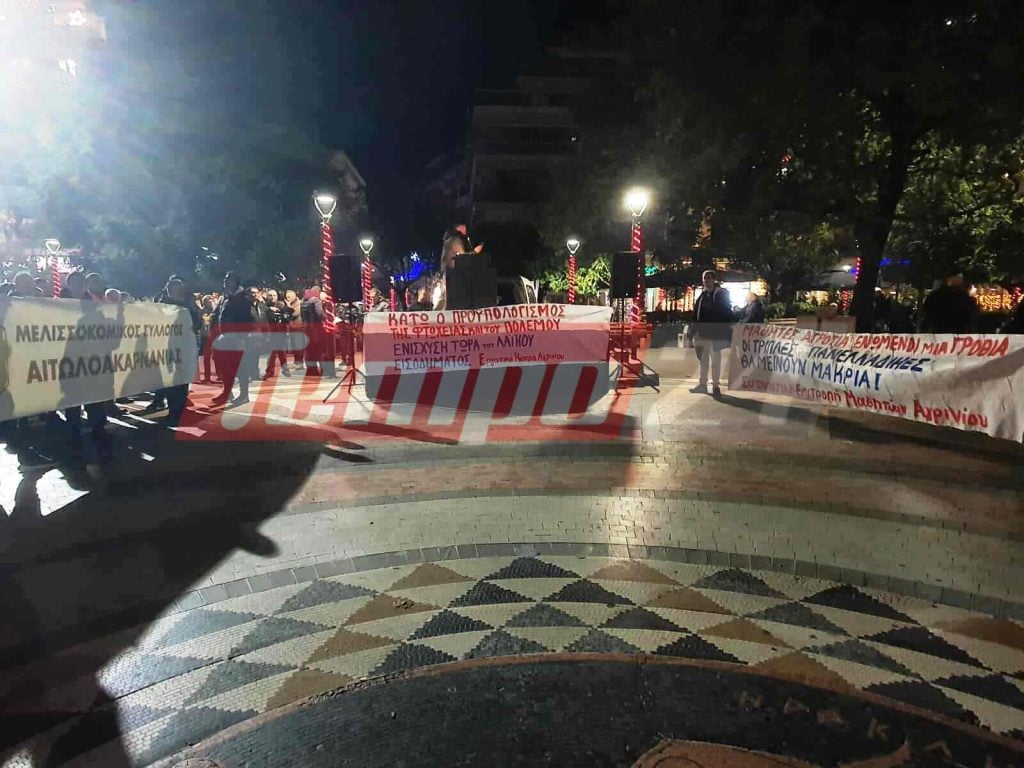 Οι αγρότες μπήκαν με τα τρακτέρ στην κεντρική πλατεία του Αγρινίου (ΦΩΤΟ)