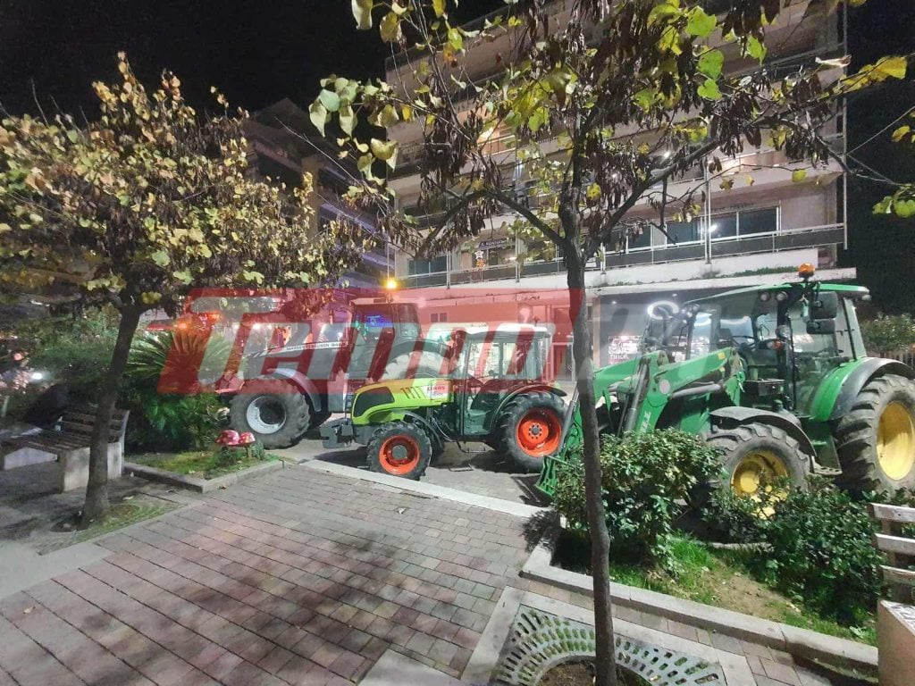 Οι αγρότες μπήκαν με τα τρακτέρ στην κεντρική πλατεία του Αγρινίου (ΦΩΤΟ)