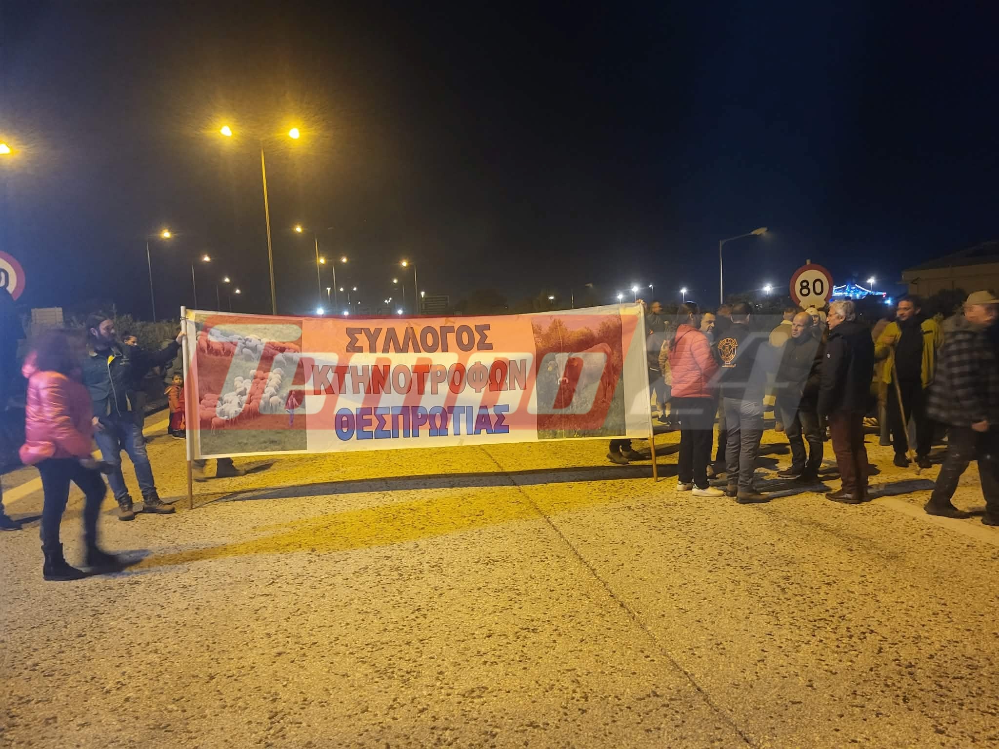 Κινητοποίηση των αγροτών στην Εγνατία, στην είσοδο του λιμανιού της Ηγουμενίτσας (ΦΩΤΟ)