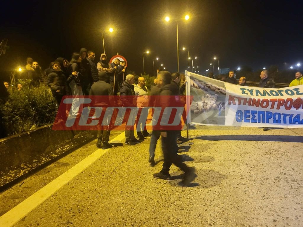 Κινητοποίηση των αγροτών στην Εγνατία, στην είσοδο του λιμανιού της Ηγουμενίτσας (ΦΩΤΟ)