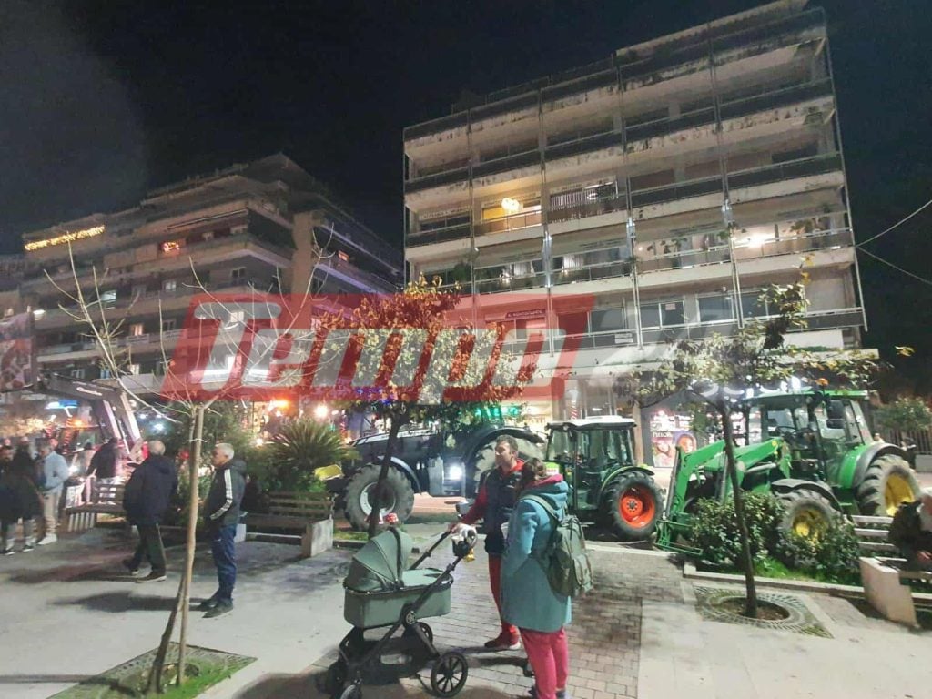 Οι αγρότες μπήκαν με τα τρακτέρ στην κεντρική πλατεία του Αγρινίου (ΦΩΤΟ)