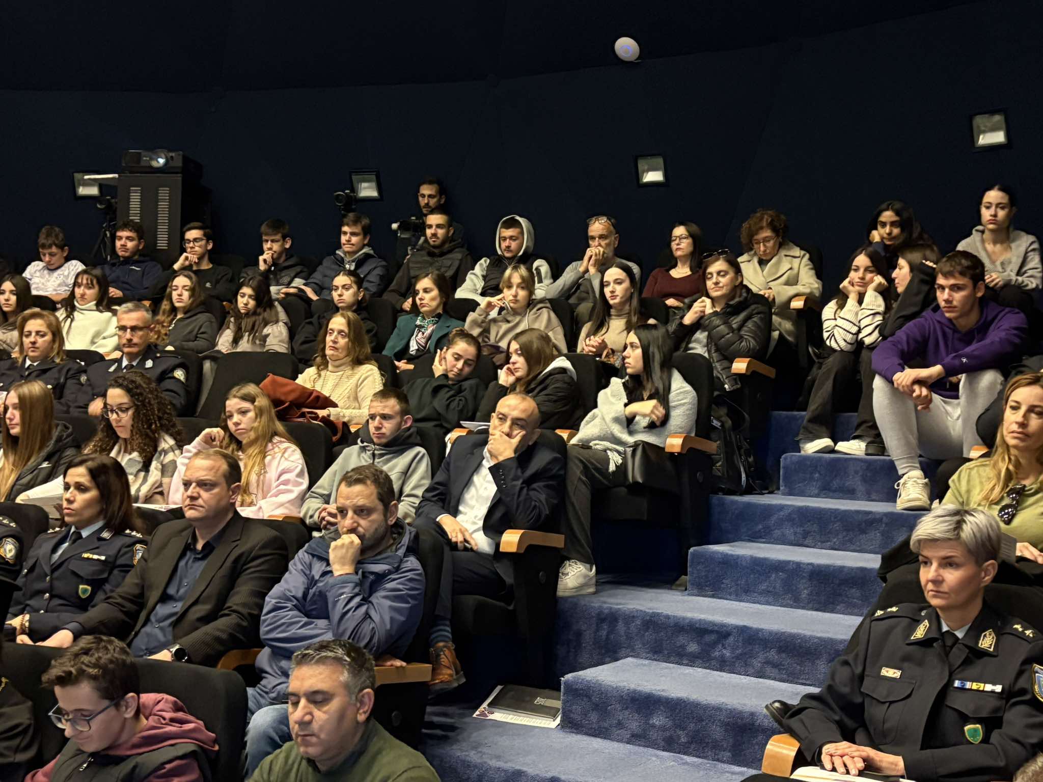 «Ο Κύκλος της Βίας – Ενδοοικογενειακή Βία, Κακοποίηση Ζώων και Βία κατά Ανηλίκων»: Ενημερωτική ημερίδα στην κατάμεστη αίθουσα του Αρχαιολογικού Μουσείου Πατρών