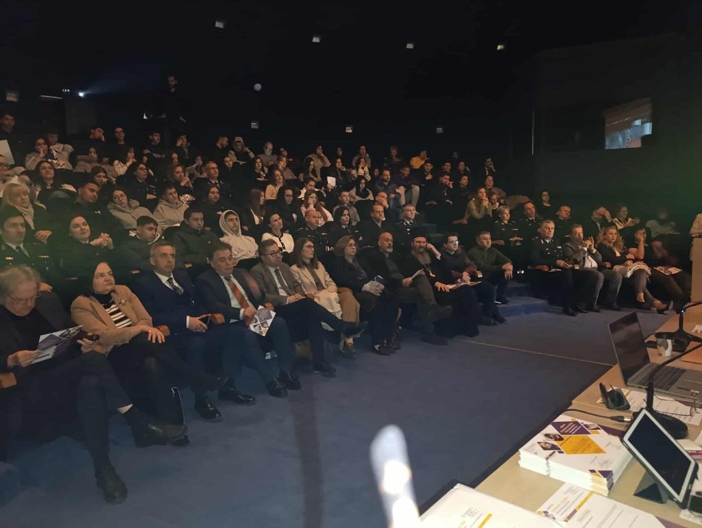 «Ο Κύκλος της Βίας – Ενδοοικογενειακή Βία, Κακοποίηση Ζώων και Βία κατά Ανηλίκων»: Ενημερωτική ημερίδα στην κατάμεστη αίθουσα του Αρχαιολογικού Μουσείου Πατρών