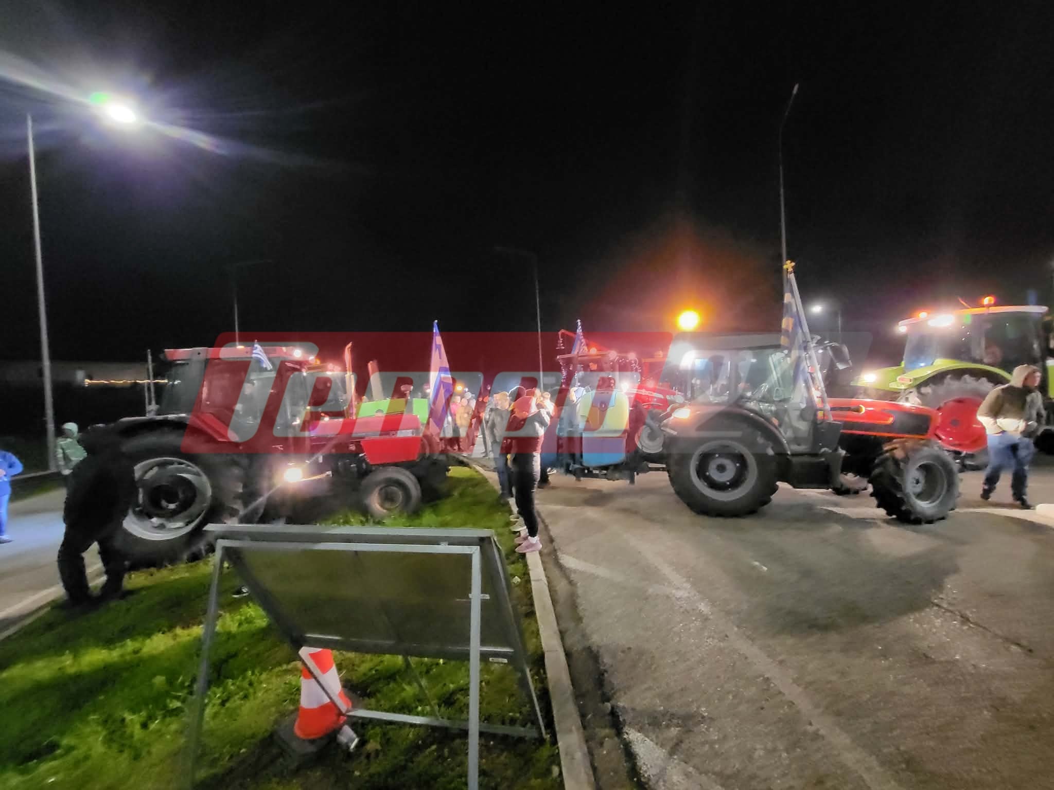 Οι αγρότες "έκοψαν" στα δύο την Αιτωλοακαρνανία - Απέκλεισαν την εθνική οδό στο Χαλίκι για μία ώρα, μπλόκο και στην Ολυμπία Οδό στον Πύργο (ΦΩΤΟ - ΒΙΝΤΕΟ)