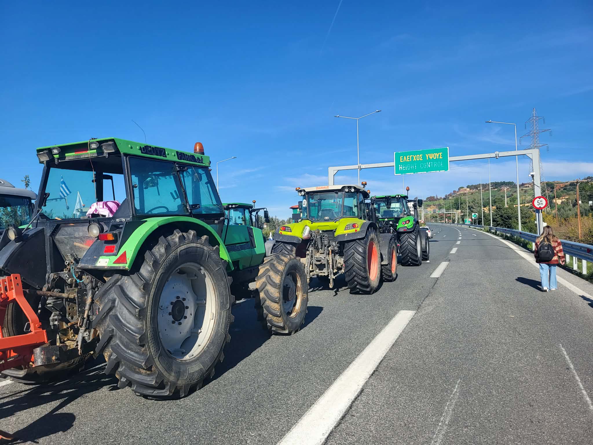 Με εκτροπές η έξοδος των εκδρομέων για τις γιορτές – Κλειστό το αγροτικό μπλόκο της Περιμετρικής στην Πάτρα, μέσα από το κέντρο η κίνηση προς Κυλλήνη