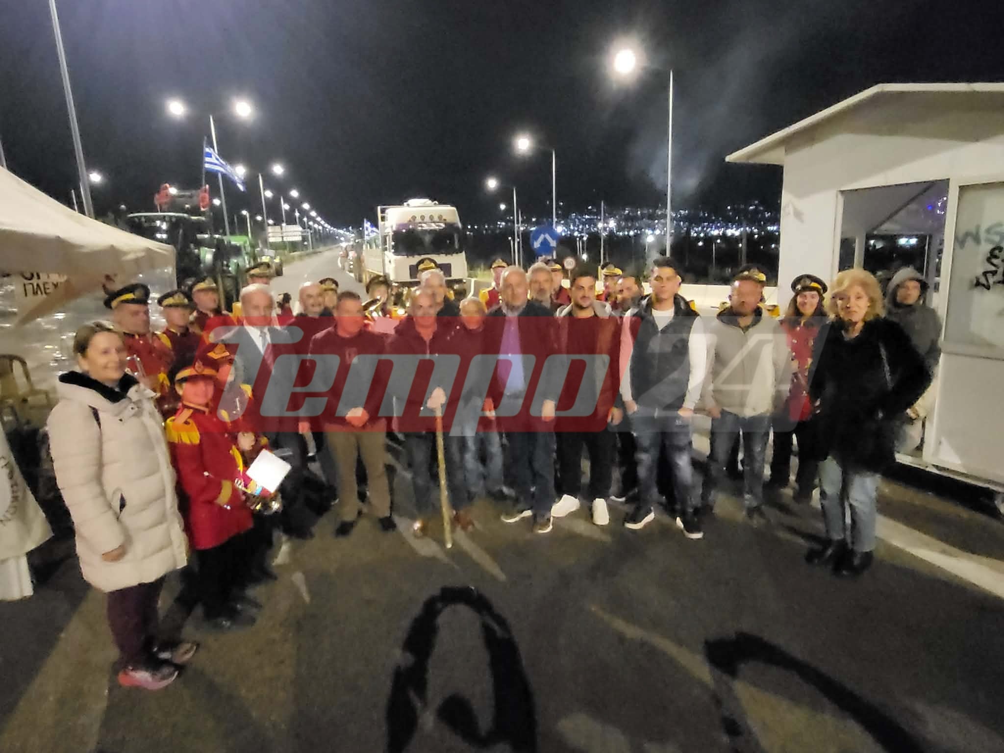 Πάτρα: Μπάντα, ρεβεγιόν και γλέντια στο αγροτικό μπλόκο της Περιμετρικής (ΦΩΤΟ - ΒΙΝΤΕΟ)