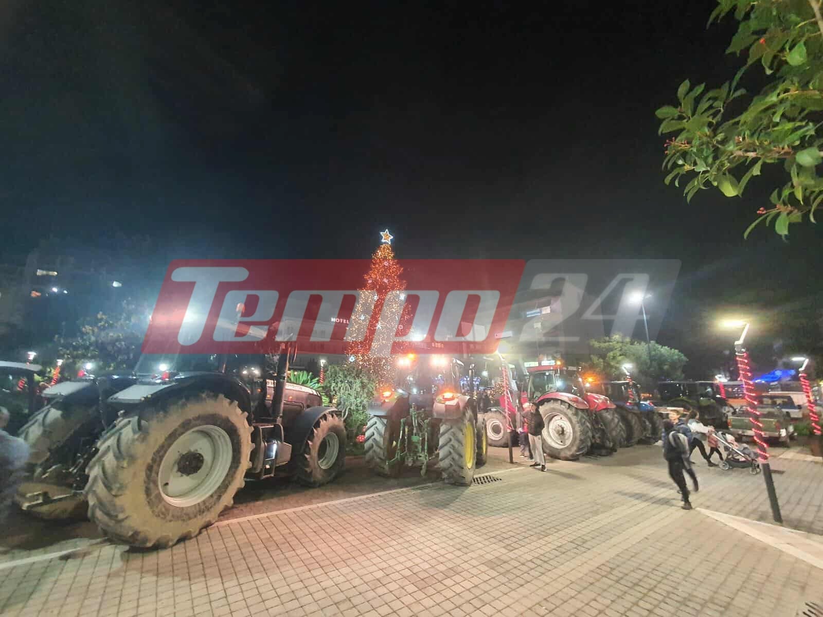 Οι αγρότες μπήκαν με τα τρακτέρ στην κεντρική πλατεία του Αγρινίου (ΦΩΤΟ)