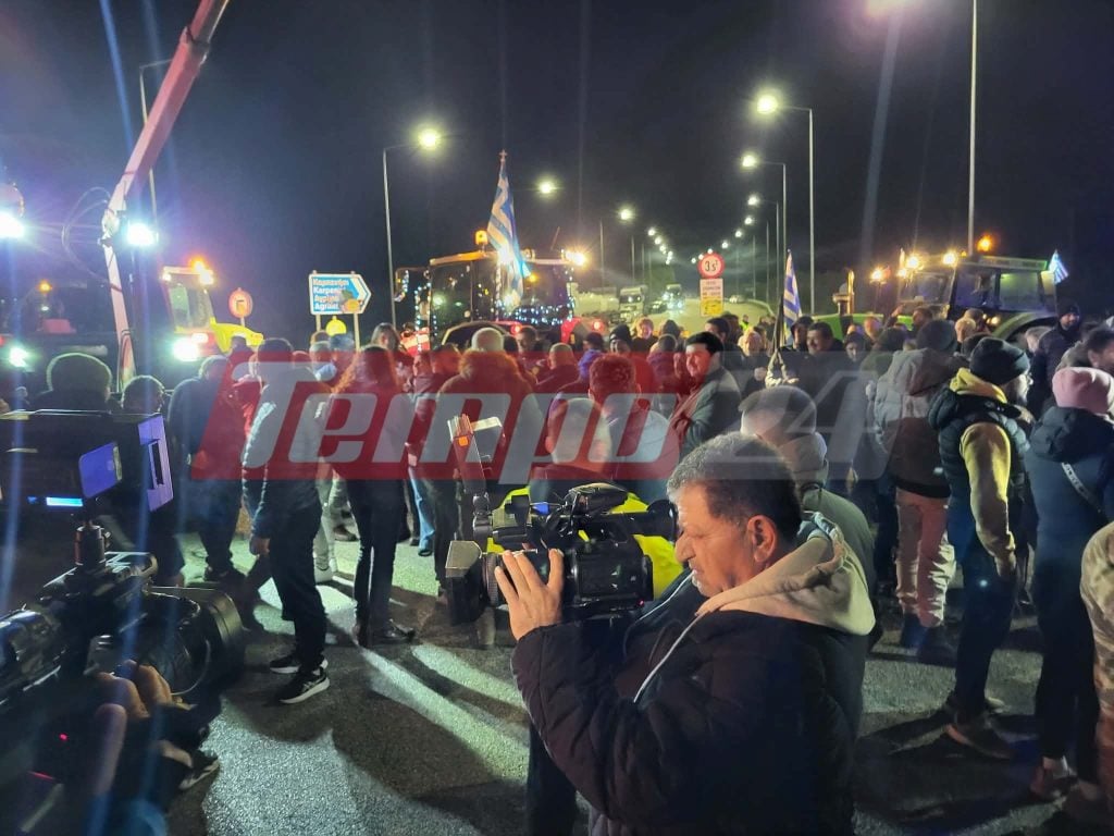 Οι αγρότες "έκοψαν" στα δύο την Αιτωλοακαρνανία - Απέκλεισαν την εθνική οδό στο Χαλίκι για μία ώρα, μπλόκο και στην Ολυμπία Οδό στον Πύργο (ΦΩΤΟ - ΒΙΝΤΕΟ)