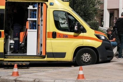 Σοκαριστικό τροχαίο στο κέντρο της Πάτρας: Ο δικυκλιστής εκφενδονίστηκε πάνω σε ΙΧ