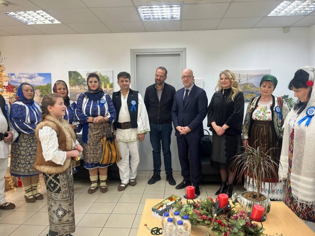 Παραδοσιακά Χριστουγεννιάτικα κάλαντα της Ρουμανίας στην Πάτρα (ΦΩΤΟ)