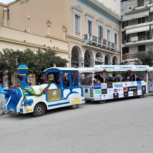 Πάτρα: Οι έμποροι έφεραν χριστουγεννιάτικο τρενάκι για βόλτες στην πόλη