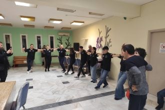 Tο χορευτικό τμήμα του Συλλόγου Αλισσαίων Πείρος στο Ίδρυμα Μέριμνα για τα Χριστούγεννα