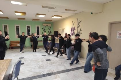 Tο χορευτικό τμήμα του Συλλόγου Αλισσαίων Πείρος στο Ίδρυμα Μέριμνα για τα Χριστούγεννα