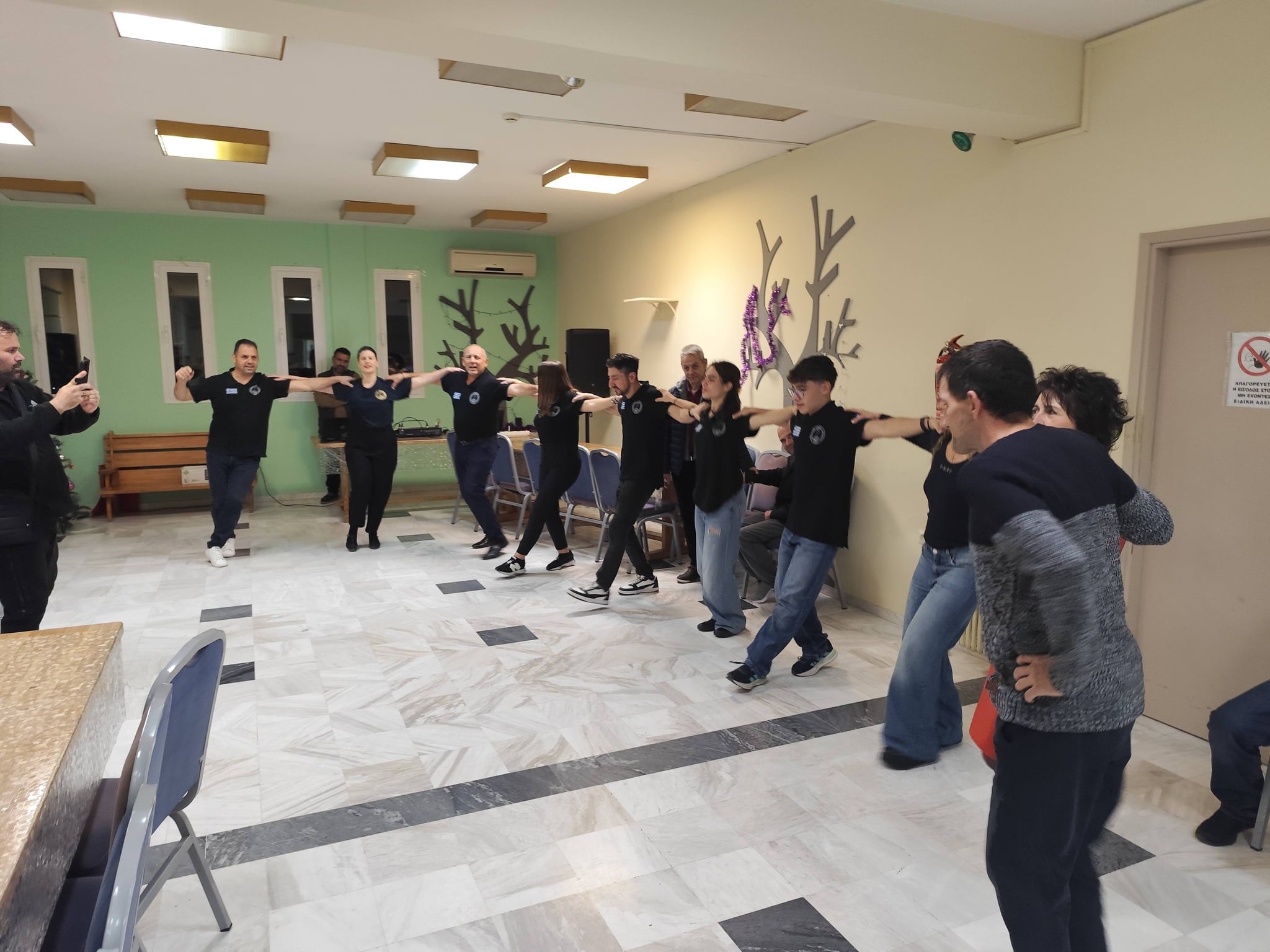 Tο χορευτικό τμήμα του Συλλόγου Αλισσαίων Πείρος στο Ίδρυμα Μέριμνα για τα Χριστούγεννα