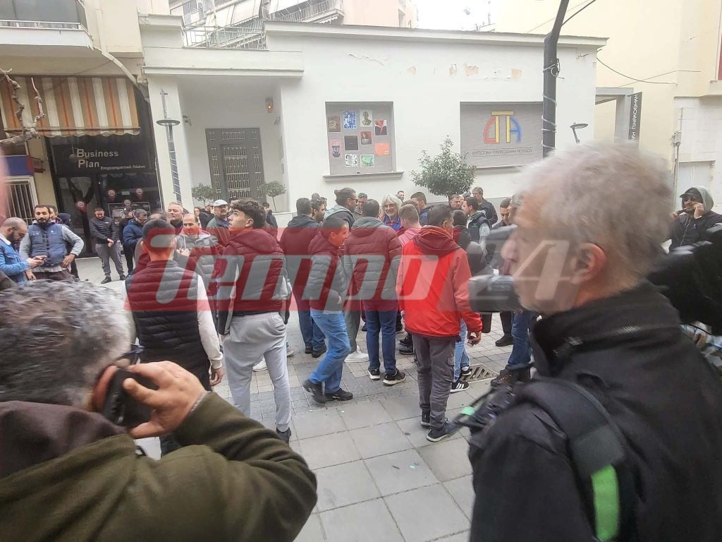 Οι αγρότες στο Αγρίνιο πήγαν στα γραφεία των βουλευτών της ΝΔ - Έριξαν σανό και κοπριά (ΦΩΤΟ)