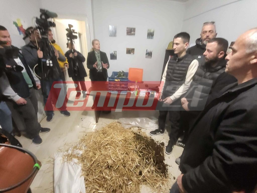 Οι αγρότες στο Αγρίνιο πήγαν στα γραφεία των βουλευτών της ΝΔ - Έριξαν σανό και κοπριά (ΦΩΤΟ)