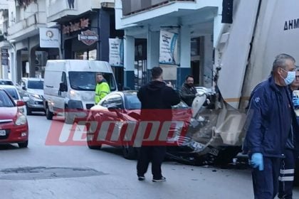 Σοκαριστικό τροχαίο στην Πάτρα: ΙΧ "καρφώθηκε" σε απορριμματοφόρο τραυματίζοντας εργαζόμενο ΦΩΤΟ