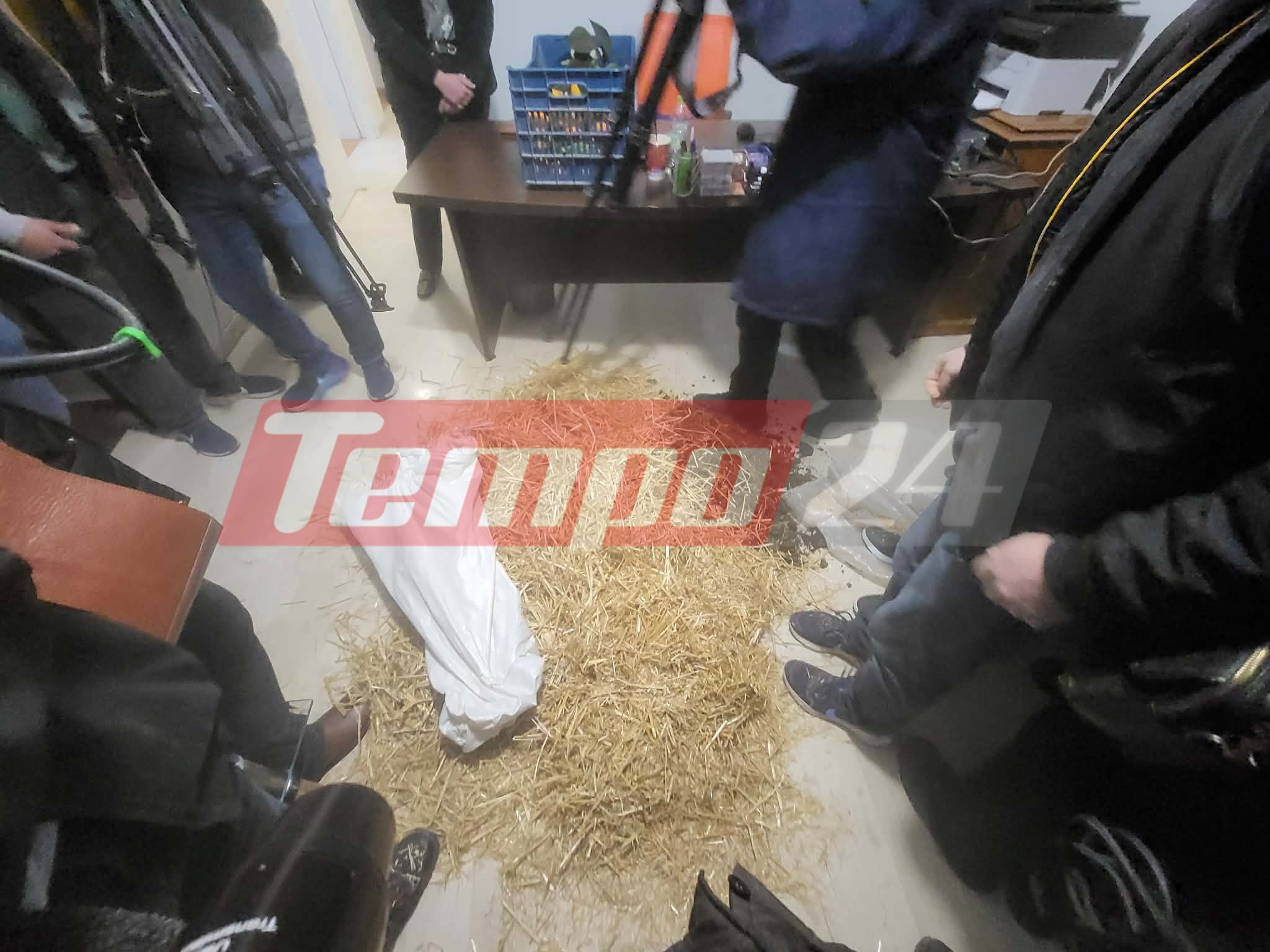 Οι αγρότες στο Αγρίνιο πήγαν στα γραφεία των βουλευτών της ΝΔ - Έριξαν σανό και κοπριά (ΦΩΤΟ)