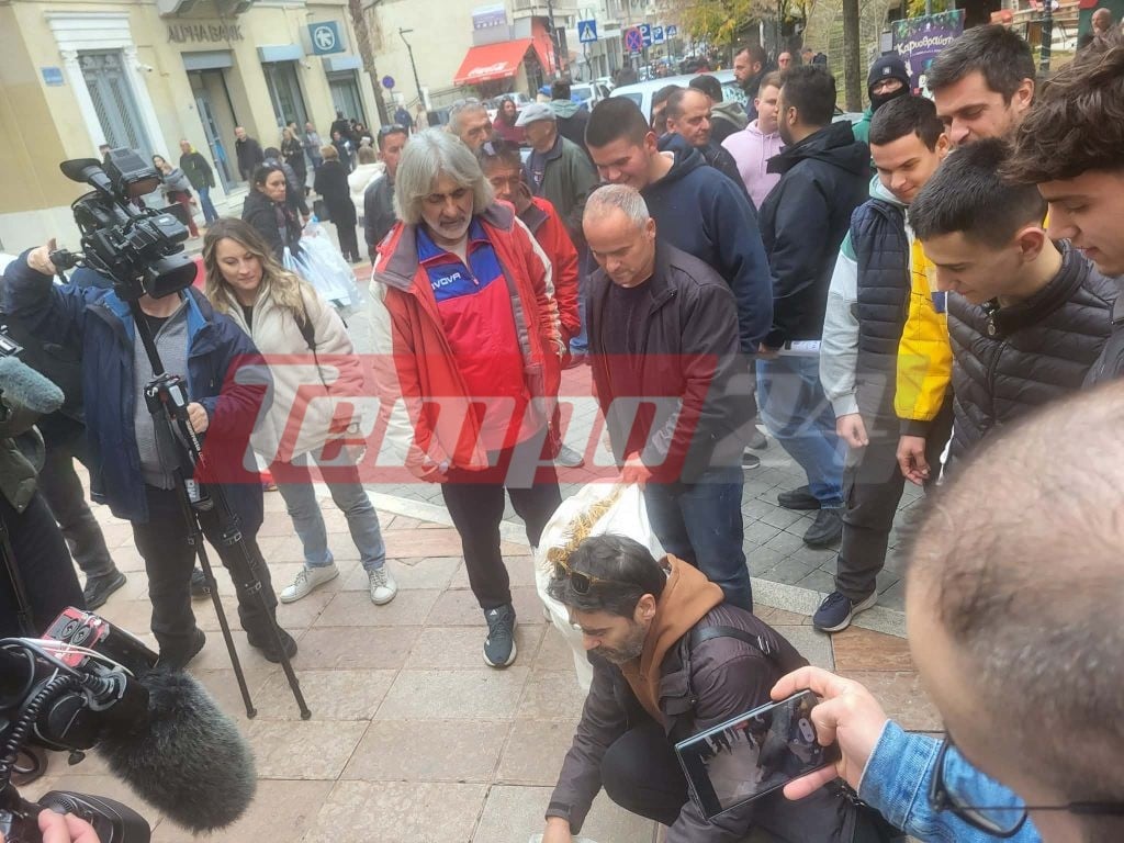 Οι αγρότες στο Αγρίνιο πήγαν στα γραφεία των βουλευτών της ΝΔ - Έριξαν σανό και κοπριά (ΦΩΤΟ)