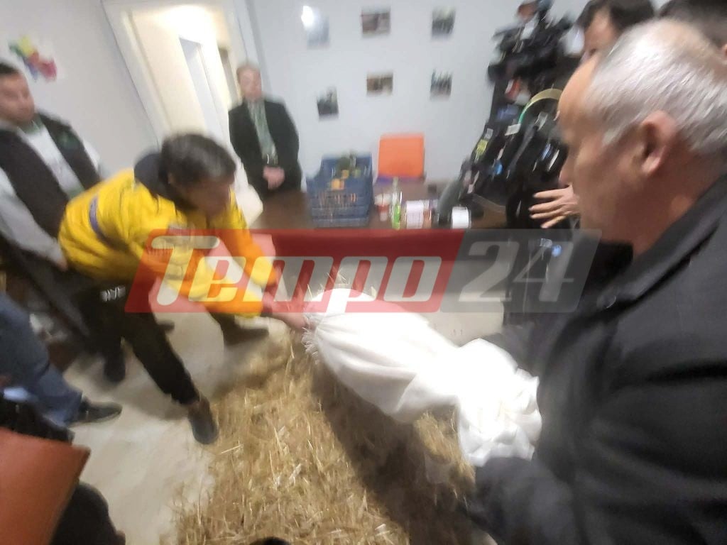 Οι αγρότες στο Αγρίνιο πήγαν στα γραφεία των βουλευτών της ΝΔ - Έριξαν σανό και κοπριά (ΦΩΤΟ)