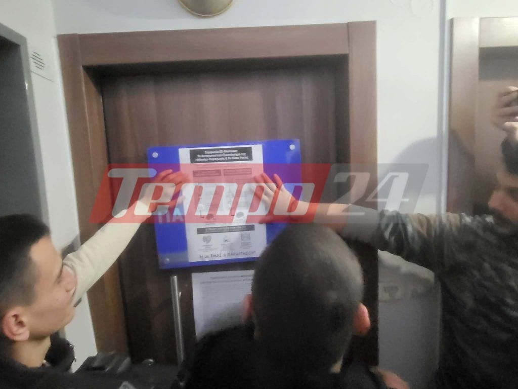 Οι αγρότες στο Αγρίνιο πήγαν στα γραφεία των βουλευτών της ΝΔ - Έριξαν σανό και κοπριά (ΦΩΤΟ)