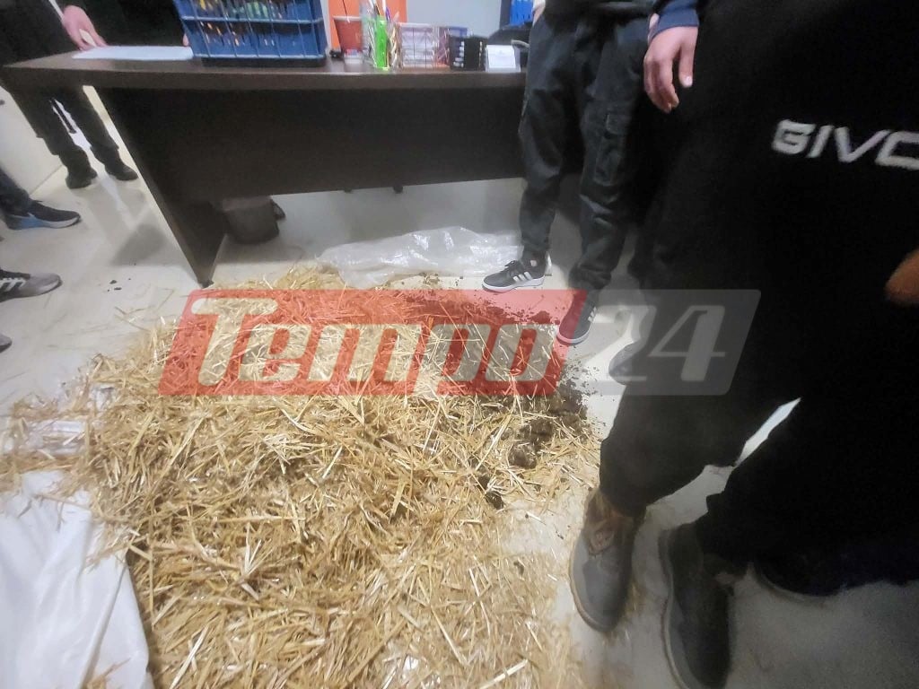 Οι αγρότες στο Αγρίνιο πήγαν στα γραφεία των βουλευτών της ΝΔ - Έριξαν σανό και κοπριά (ΦΩΤΟ)