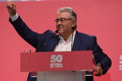 Κουτσούμπας για τα 100 χρόνια από τη γέννηση του Μ. Θεοδωράκη: Το έργο του έχει καταφέρει να εκφράσει ζωντανά το έπος της λαϊκής πάλης του 20ου αιώνα