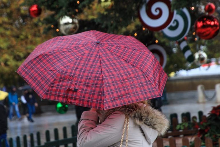 Πορτοκαλί προειδοποίηση και έκτακτο δελτίο από την ΕΜΥ: Ισχυρές βροχές και καταιγίδες την παραμονή των Χριστουγέννων